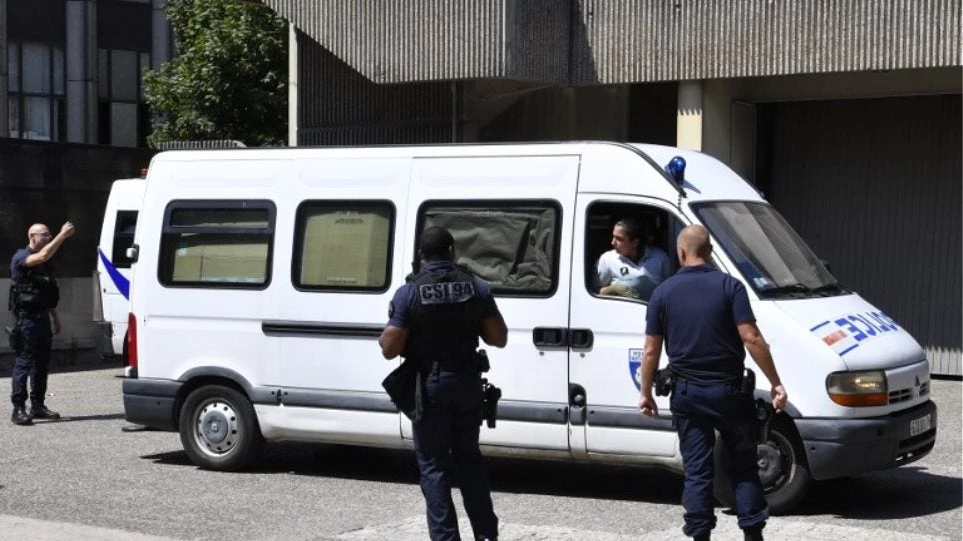 Γαλλία: Αυτοκίνητο έπεσε πάνω στην είσοδο τεμένους στη Λιλ